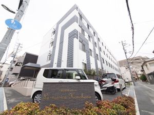白と黒の建物外観
