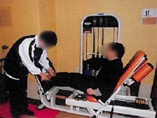 トレーニング機器使用シーン