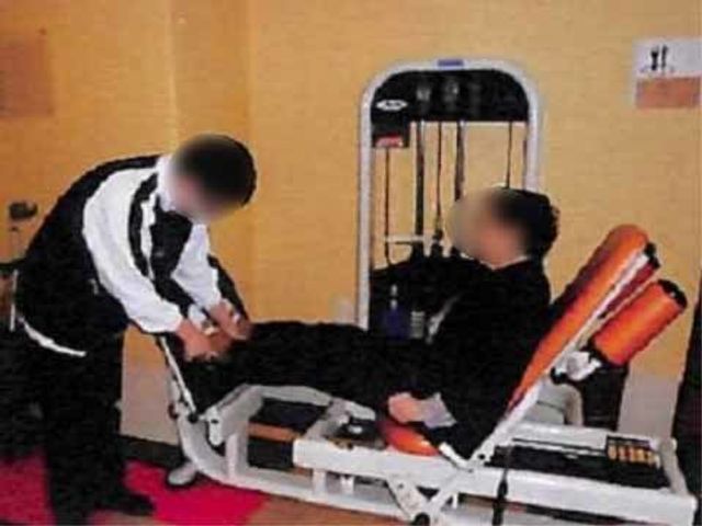 トレーニング機器使用シーン 機能訓練室 専用機器で体力維持を図る場があり、安全に配慮された訓練をスタッフがサポートしています。