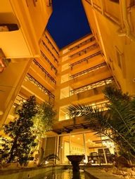 夜の建物外観と中庭