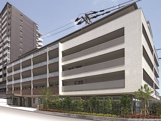現代的な外観の建物