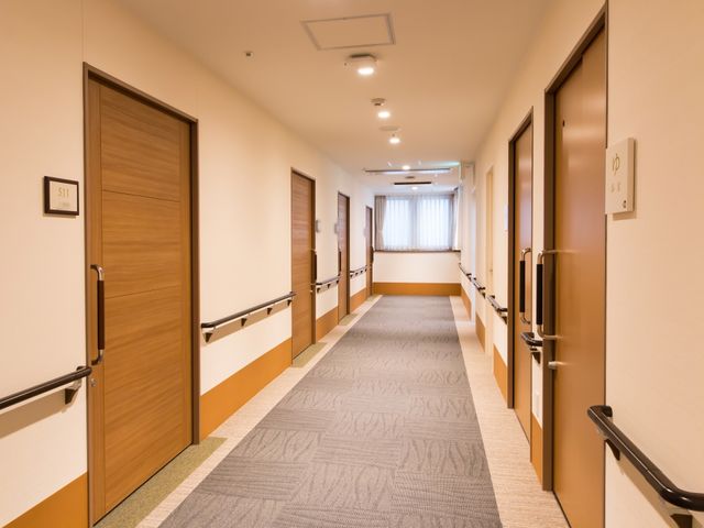 清潔な廊下 廊下 手すりが整った安全な廊下です。清掃が行き届いており、気持ちの良い勤務環境が期待できます。