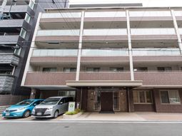 モダンな建物のエントランス