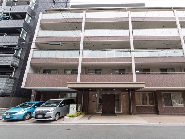 モダンな建物のエントランス