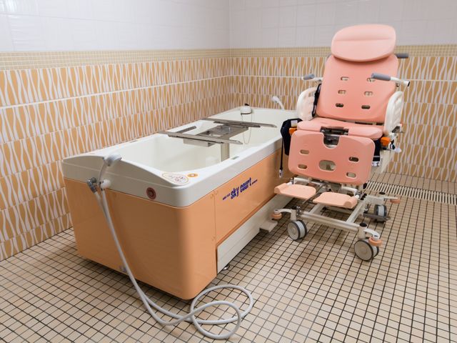バリアフリー対応の浴室 介護浴槽 利便性を考慮した設計の浴室です。広々と使いやすい空間が、快適なバスタイムを支えます。