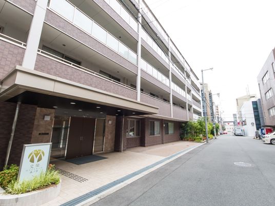 都市にある明るい建物エントランス