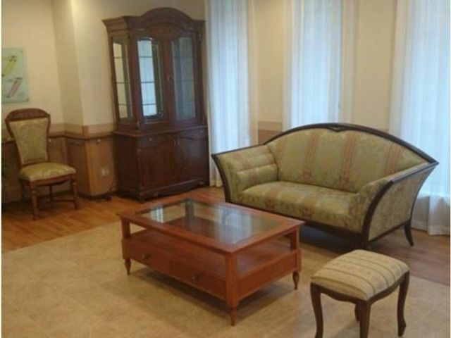 居心地の良い落ち着いたラウンジ 談話室 ゆったりとしたソファが配置され、くつろぎの時間を過ごせる共有スペースです。窓からは自然光が入り、温かみのある雰囲気を感じられます。