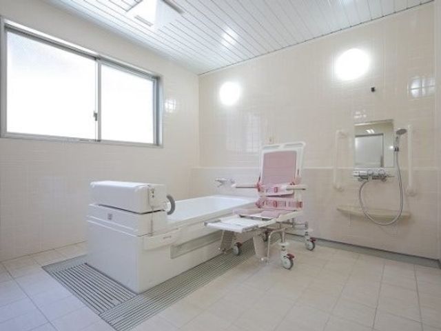 清潔な浴室の設備 浴室 機能的な浴室が整備されており、利用者の快適な生活を支える環境が整っています。利用者と同じ目線での快適さと機能性を追求した空間です。