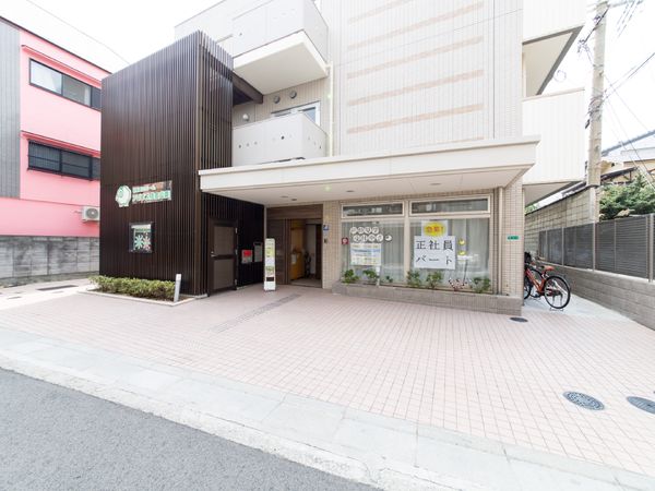 清潔感ある建物のエントランス