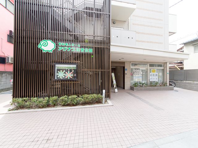 明るい施設のエントランス 外観 清潔感のあるエントランスが迎えてくれ、心地よい職場環境を予感させます。