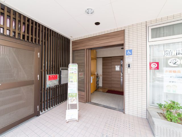エントランスの明るい印象 入口 清潔感のあるエントランスから、温かみのあるお出迎えを体感できます。