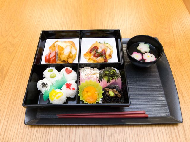 彩り豊かなお食事セット 食事 栄養バランスを考えた彩り豊かなお食事で、毎日を元気に過ごせます。