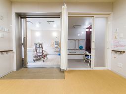 ケア施設の清潔な浴室