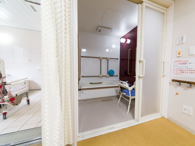 浴室と手すり付き椅子 浴室 バリアフリー構造の明るい浴室。手すりや椅子が安全をサポートします。