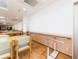 明るい食堂とリハビリ設備