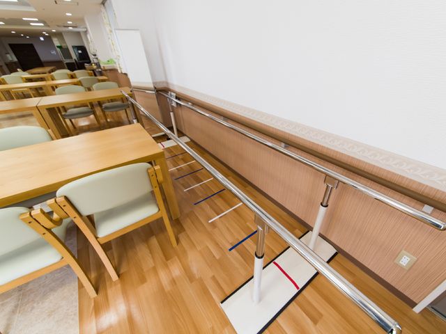 手すり付きダイニングルーム ホール 広々とした食事空間には、安全を考慮した手すりが完備されています。