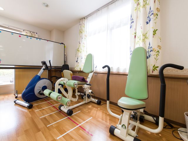 機能訓練器具のある部屋 室内 健康を支える訓練機器が整った明るい空間です。充実した設備がそろう勤務先を求めている方へ。