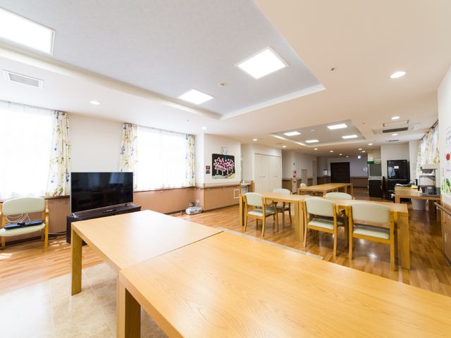 共有スペースの明るい部屋 ホール 柔らかい光が差し込む明るいラウンジです。皆で集まって憩える広々とした空間となっております。