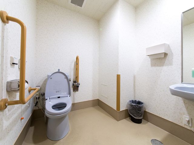 バリアフリートイレ設備 トイレスペース 安心して利用できるサポートバー付きの清潔なトイレ空間です。