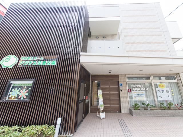 清潔感のある建物正面 建物外観 通りから見える落ち着いた色合いの入り口。清潔で明るい印象を与えています。
