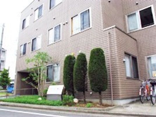 レンガ色の建物外観