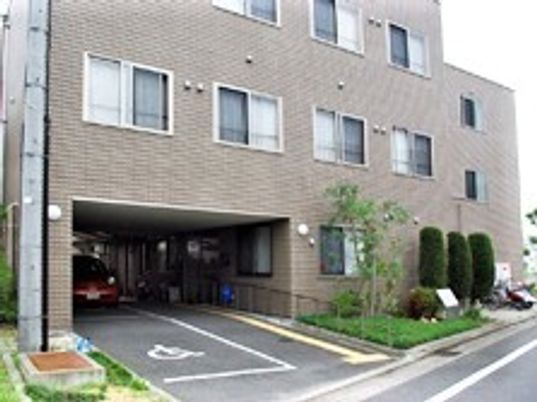 アプローチのある建物正面