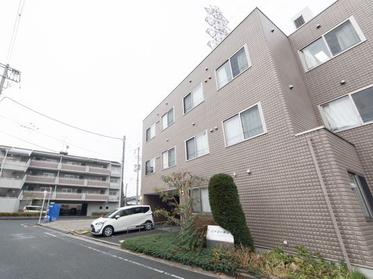外観の建物と駐車場