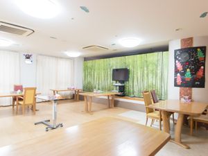 明るい共有ダイニングエリア