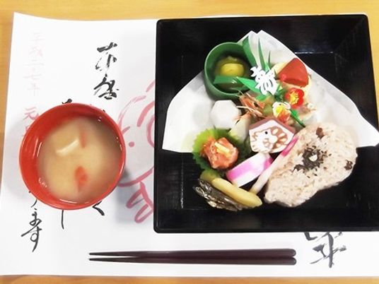 和風の盛り付けられた食事