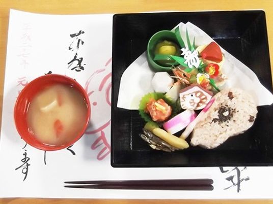 和風の盛り付けられた食事
