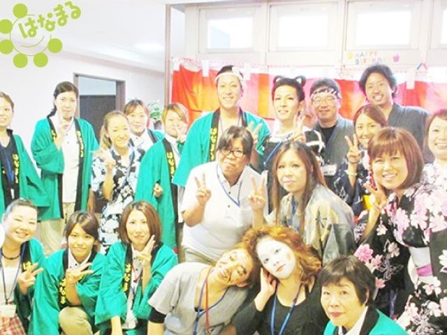 浴衣姿の集合写真 レクリエーション 和気あいあいとした浴衣姿の集合が目を引く一枚です。和やかな雰囲気で働くことができる職場の様子が伝わります。