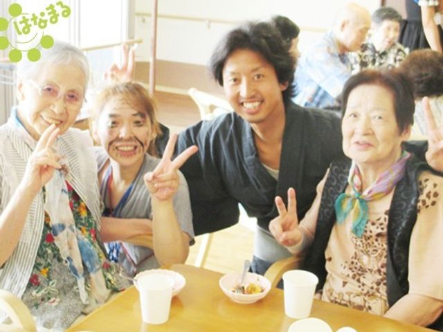 笑顔の集いの一コマ 入居者様 笑顔あふれる交流の時間をご提供して、日々の生活に潤いを加えています。利用者とスタッフが手を取り合い、心温まる瞬間を大切にしています。