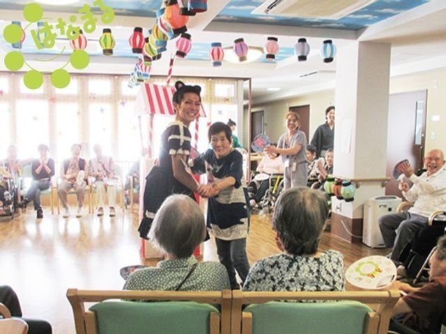 楽しいイベント風景 レクリエーション 明るい表情を交わす人々と豊かな笑顔があふれる空間で、毎日が充実した時間を提供しています。様々なイベントを通じて、コミュニケーションも深まります。