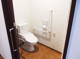 手すり付きの清潔なトイレ