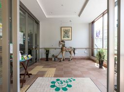 明るいエントランスの風景