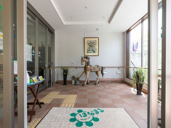 明るいエントランスの風景