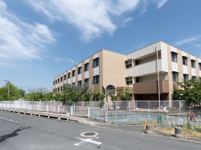 広々とした建物外観