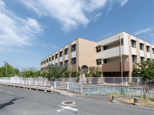 広々とした建物外観