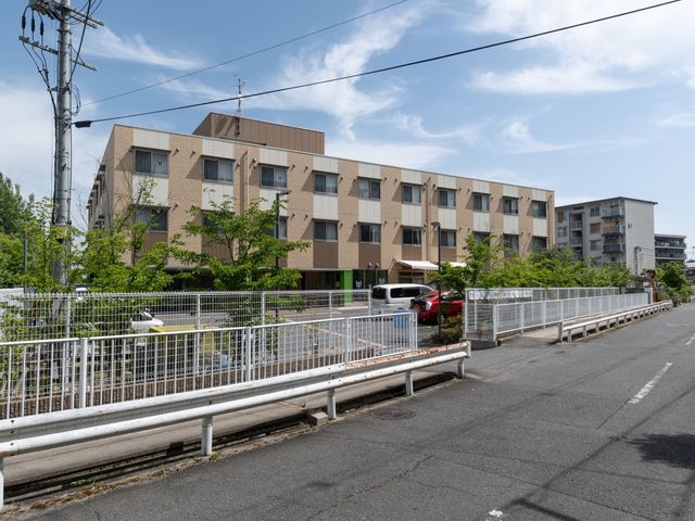 広々とした明るい外観 外観 開放感のある建物前です。周囲には緑もあり心地よい環境で業務が行えます。