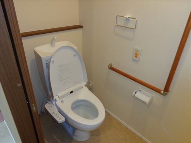 バリアフリーのトイレ トイレ 安心してお使いいただける、手すり付きの清潔なトイレです。設備は最新のものを取り入れており、利用者の快適性を考慮しています。