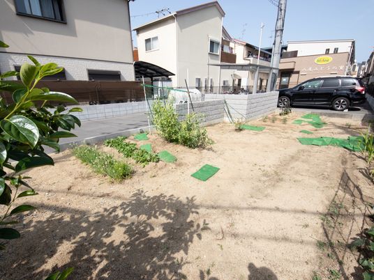 手入れされた施設の庭