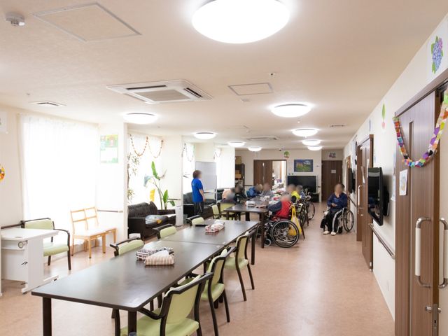 共有スペースの居心地の良さ 食堂兼リビング ゆったりとした食堂では、居住者が日々の食事や憩いのひとときを共に過ごす様子が見受けられます。明るく開放感のあるつくりは、働く環境としても快適です。