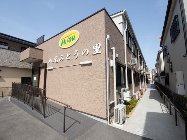 外観の洋館建物 外観 洗練されたデザインの洋館建物が並ぶ通りです。明るく清潔なこの通りは、日々の業務に心地よさを提供してくれそうです。