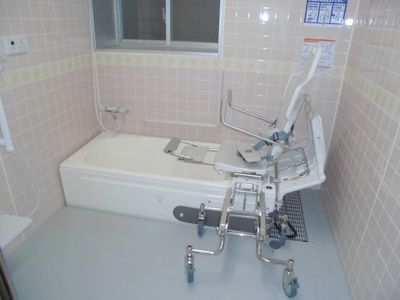 バリアフリー設計の浴室