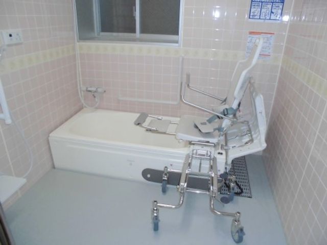 バリアフリー設計の浴室 機械式浴槽 利便性を考慮した設備の整った浴室です。安心してご利用いただける、サポート機能細やかな環境が整っています。
