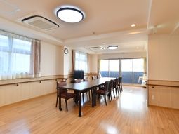 広々とした明るい食堂