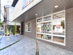 明るい外観のエントランス