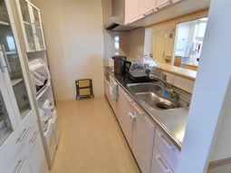 明るいキッチンの一角