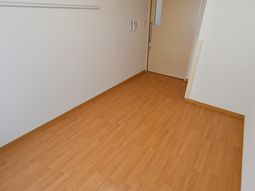 床の綺麗な明るい居室