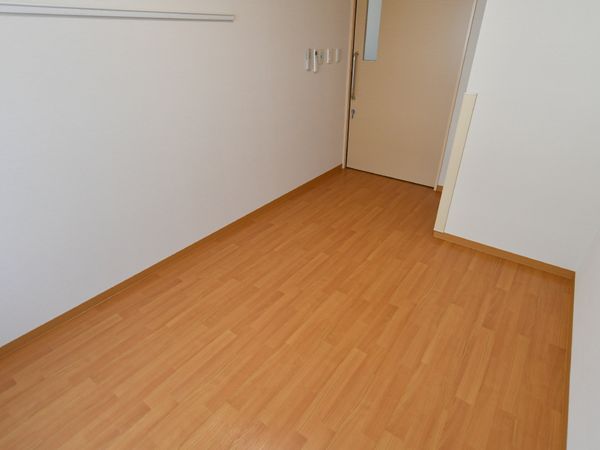 床の綺麗な明るい居室